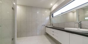 MAIN BATHROOM UNIT 2.jpg